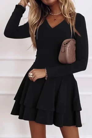 Vestido negro elegante juvenil, manga larga, cuello en V, ajustado en la cintura, falda amplia con volantes en cascada. Cómo combinar un "little black dress" (mini vestido negro).