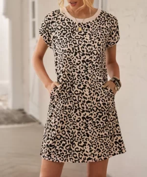 Vestido casual tela leopardo con bolsillos, corte recto, cuello redondo con ribete beige, mangas cortas, largo sobre las rodillas. Moda "Animal Print" 2023 en Venezuela.